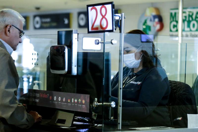Siguen los controles migratorios en el aeropuerto Internacional El Dorado para la prevención y detección del coronavirus. 