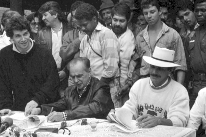 En marzo de 1990 Carlos Pizarro, por el M-19, firmó en Bogotá el acuerdo de paz durante el gobierno liberal de Virgilio Barco.