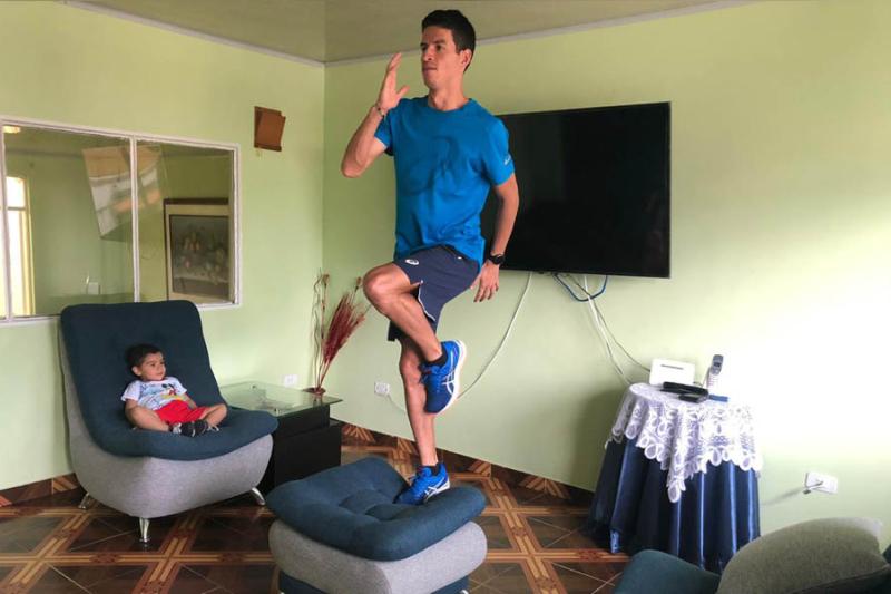 Jeisson Suárez, acompañado de su sobrino Líam David Díaz Suárez, ha tenido que realizar algunos ejercicios básicos en su hogar en Líbano, debido a que no puede salir a entrenar.