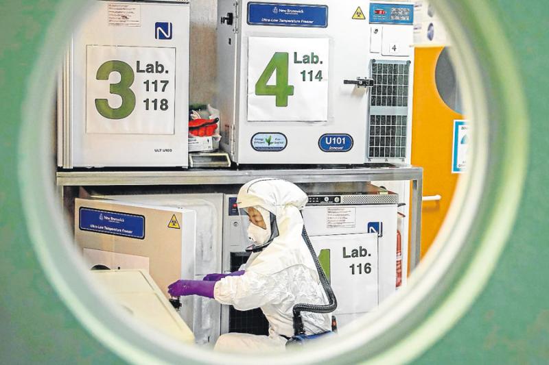 Entre los candidatos a conseguir esta vacuna se destaca la investigación de la farmacéutica alemana CureVac, que está desarrollando una vacuna profiláctica basada en la molécula “ARNm” contra el Sars-CoV-2 en colaboración con la alianza Cepi.