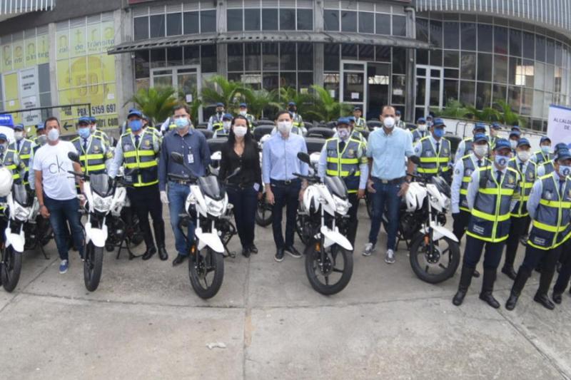 Las entrega de las motocicletas se hizo en las instalaciones de la Secretaría de Movilidad.