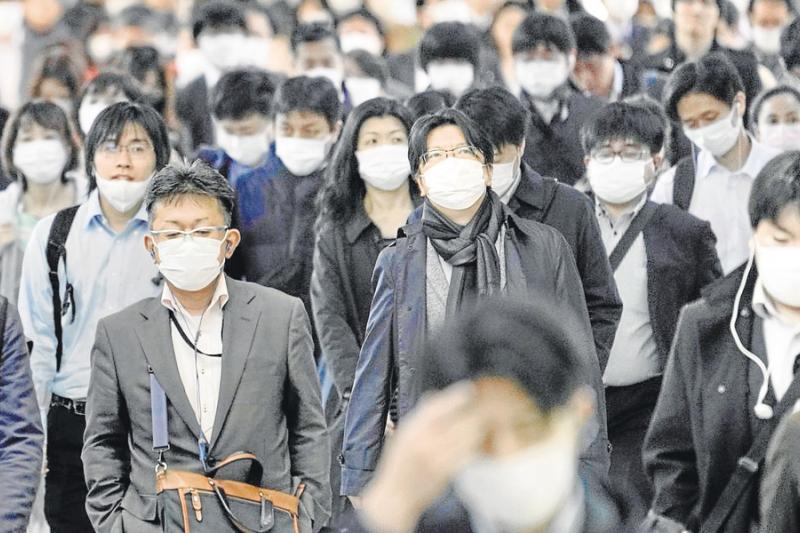 Viajeros que se dirigen al trabajo en una estación de Tokio se protegen con mascarillas. Japón anunció ayer que declarará el estado de emergencia de 30 días en varias partes del país, como respuesta a un aumento de casos confirmados de Coronavirus.