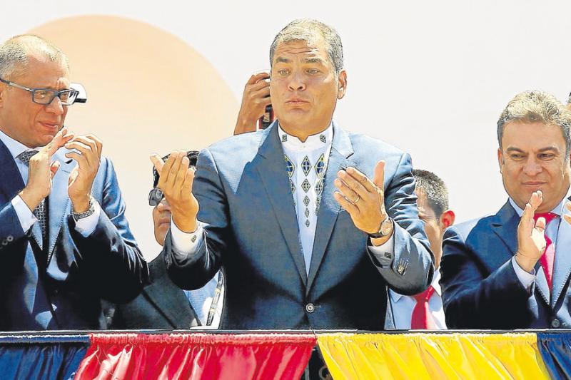 Fotografía de archivo fechada el 22 de mayo de 2017 que muestra al expresidente de Ecuador, Rafael Correa (centro), y su vicepresidente Jorge Glass (izquierda), durante una ceremonia de cambio de guardia presidencial, en el Palacio de Carondelet, en Quito.