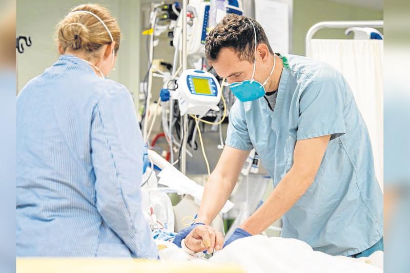 Un paciente con coronavirus a bordo del buque hospital Usns Mercy, en la ciudad de San Diego, California (Estados Unidos), es tratado por personal médico.