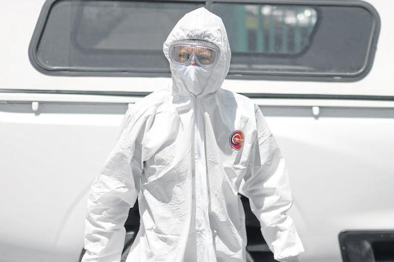 Un trabajador de la funeraria con un traje protector llega al hospital para recoger el cuerpo de una persona que murió en el hospital por Covid-19, en Tlalnepantla, Estado de México, el 12 de abril de 2020.