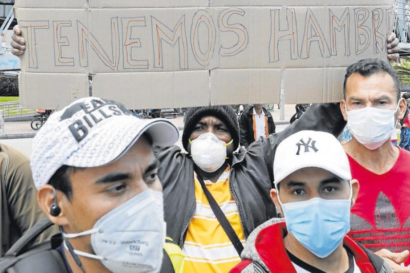 Un grupo de ciudadanos protesta este miércoles, en el norte de Bogotá, a pesar de que la cuarentena por el coronavirus está vigente. Los manifestantes le piden a las autoridades una petición concreta: que les donen alimentos o les permitan trabajar.
