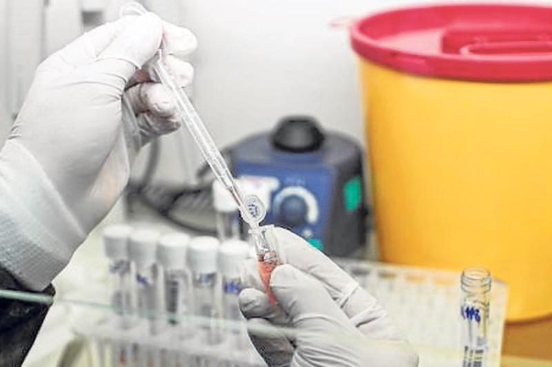 El profesor Adrian Hill, director del Instituto Jenner, dijo que la propagación del virus es demasiado lenta, no se infectará el suficiente número de voluntarios y el ensayo no podrá demostrar de manera definitiva si la vacuna es efectiva.