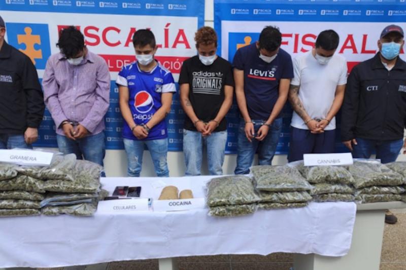 Los cinco detenidos con la marihuana y cocaína incautada. 