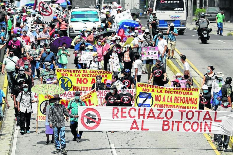 Ciudadanos protestaron ayer en contra del uso del bitcóin como forma de pago, en San Salvador.