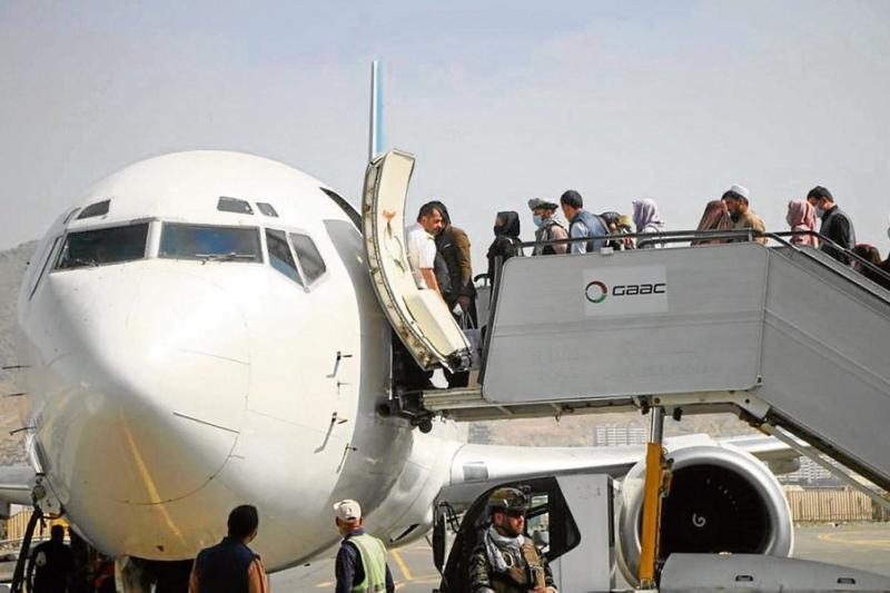 El vuelo salió ayer desde la capital afgana, con 115 pasajeros a bordo de un avión de la aerolínea catarí Qatar Airways.