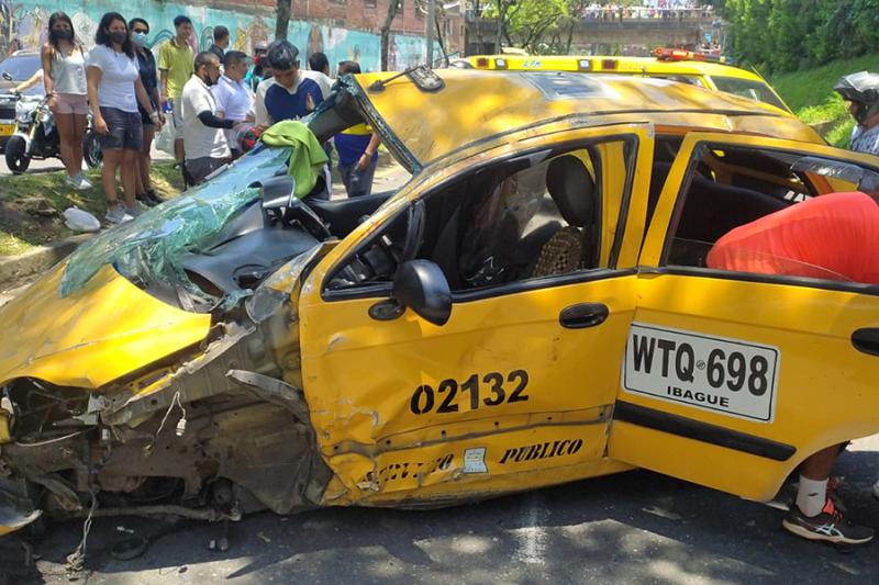 El taxi sufrió pérdida total a raíz del fuerte choque.