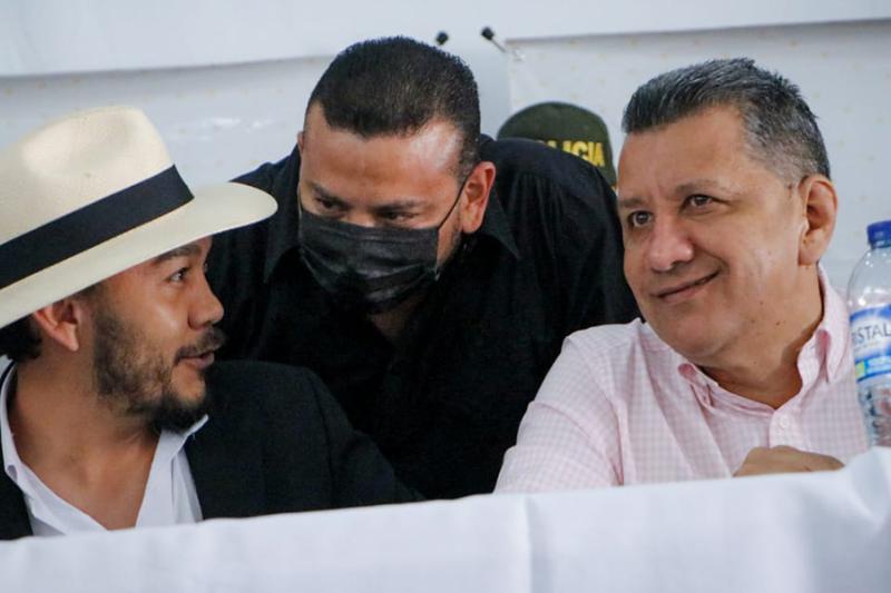 Julio Roberto Vargas, alcalde de Cajamarca, y el gobernador Ricardo Orozco, junto a Alexánder Castro, gerente de Indeportes.