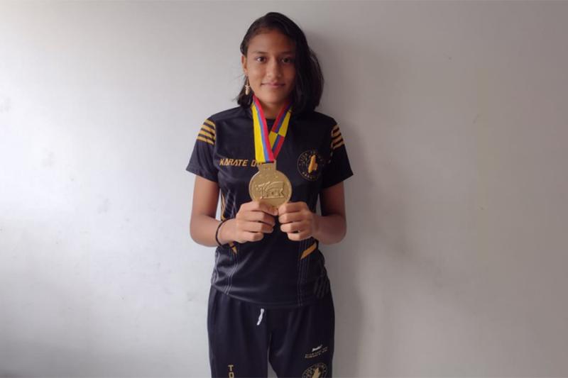 Mariana Roldán Martínez y su medalla de campeona nacional en karate do.