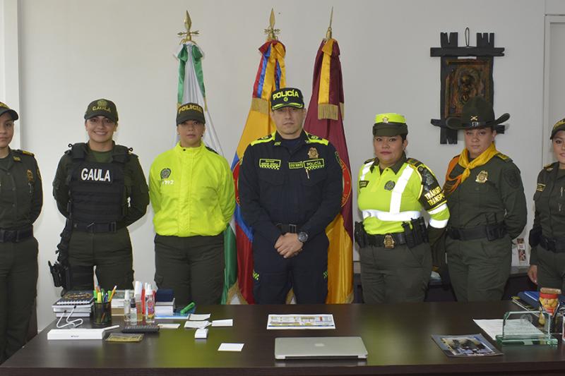 El coronel Néstor Raúl Cepeda, junto a mujeres policías integrantes de distintas especialidades y cuadrantes. 