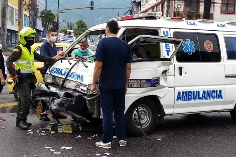La ambulancia afiliada a la empresa Umet quedó en el cruce de la calle 29 con Quinta.