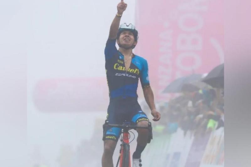 Anderson Bonilla – EL NUEVO DÍA El mexicano Cadena, festejando su victoria de ayer en medio de la niebla.
