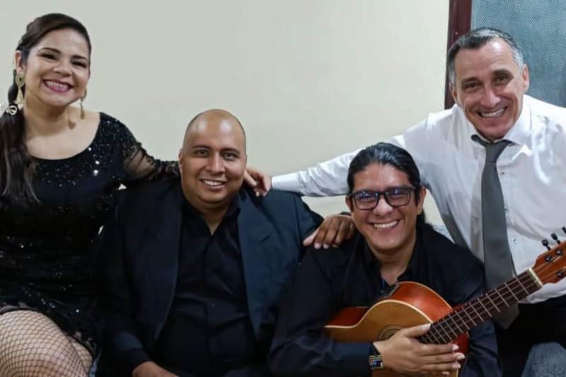 La cantante Teté Quijano, el pianista Wilder Ruiz y el tiplista Teto Quintero, en compañía del comediante Ricardo Cadavid, durante el montaje de su obra.