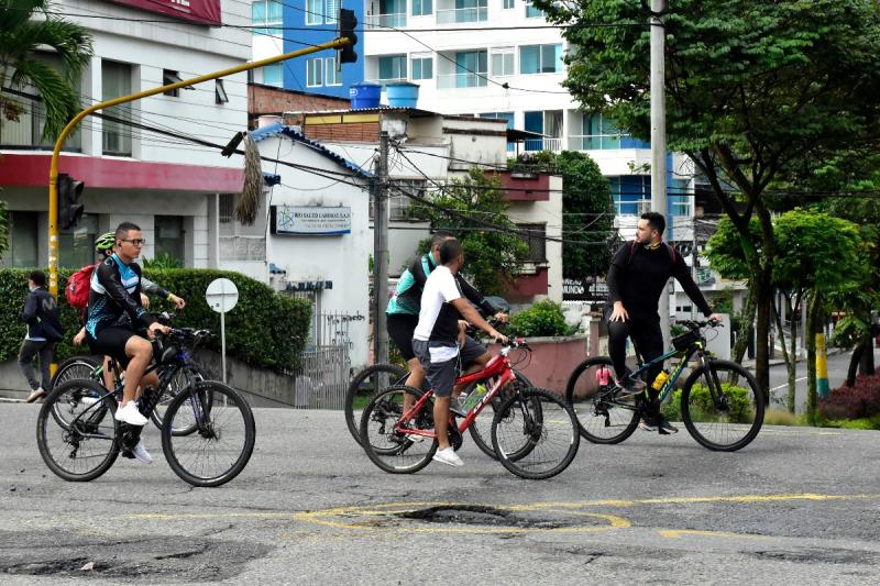 La bicicleta es de las alternativas que más usan los ciudadanos este día para movilizarse.