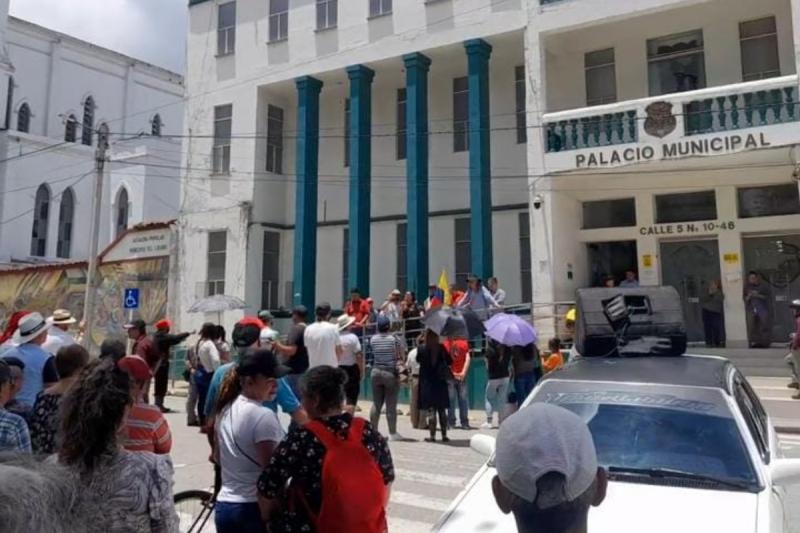 Cientos de pobladores se movilizaron hasta la Alcaldía Municipal.