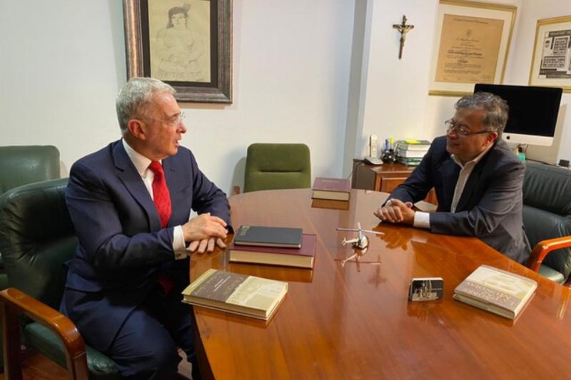 Gusta Petro y Álvaro Uribe