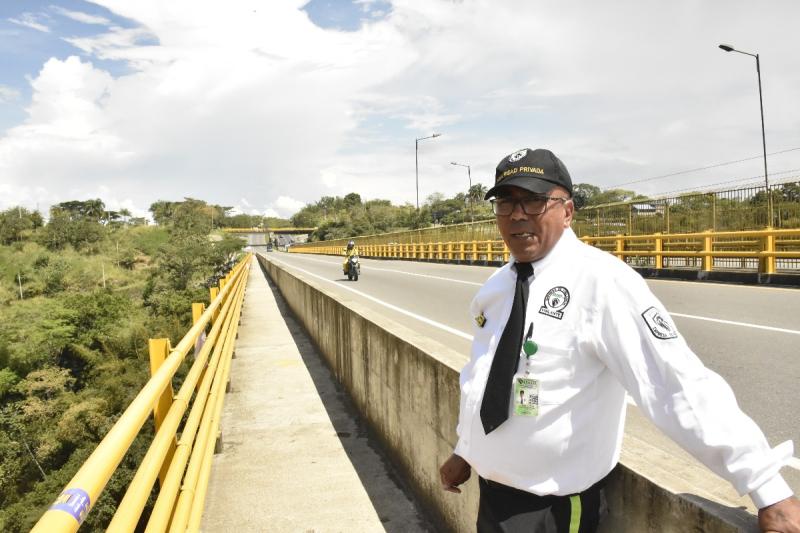 Él es Francisco Guzmán, uno de los héroes disponibles para frenar a las personas que desean saltar en el puente.