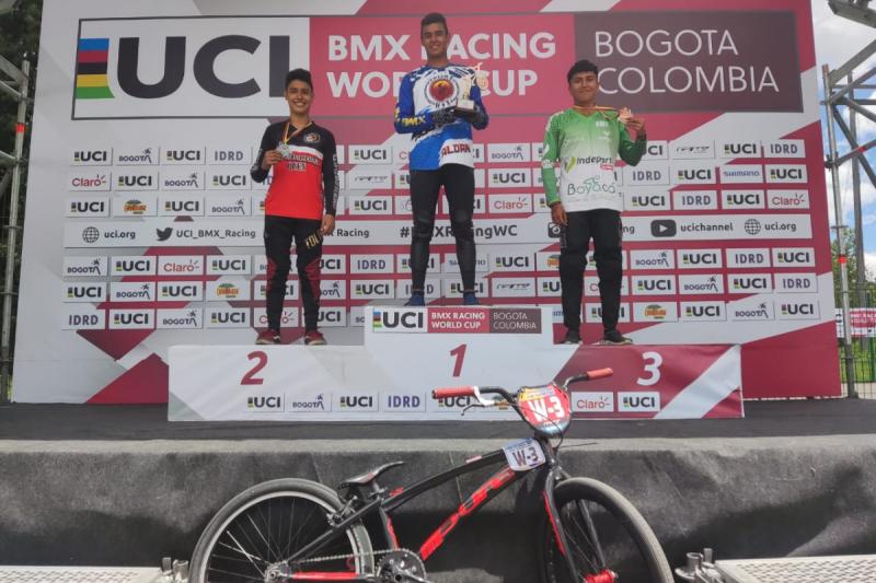 Sebastián Aldana, montado en el podio en la penúltima jornada del Campeonato Nacional de BMX en Bogotá.