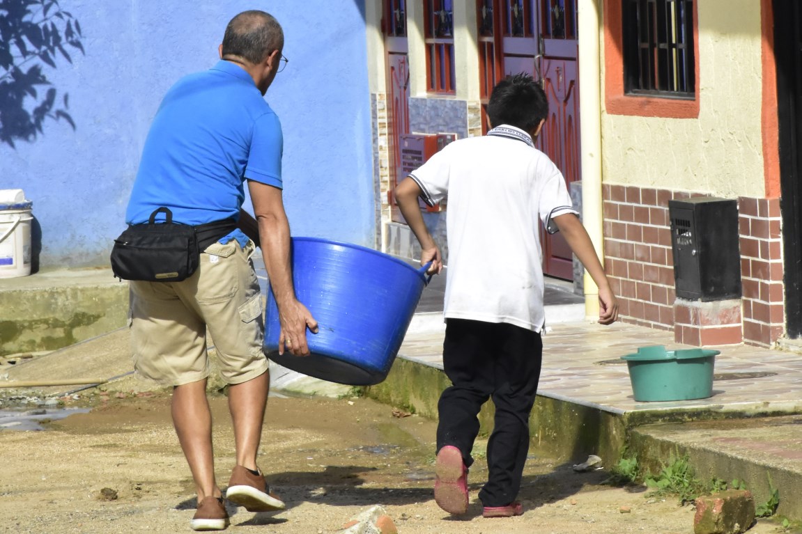 Varios habitantes optaron por reunir agua de la lluvia y de los carrotanques para solventar sus necesidades.