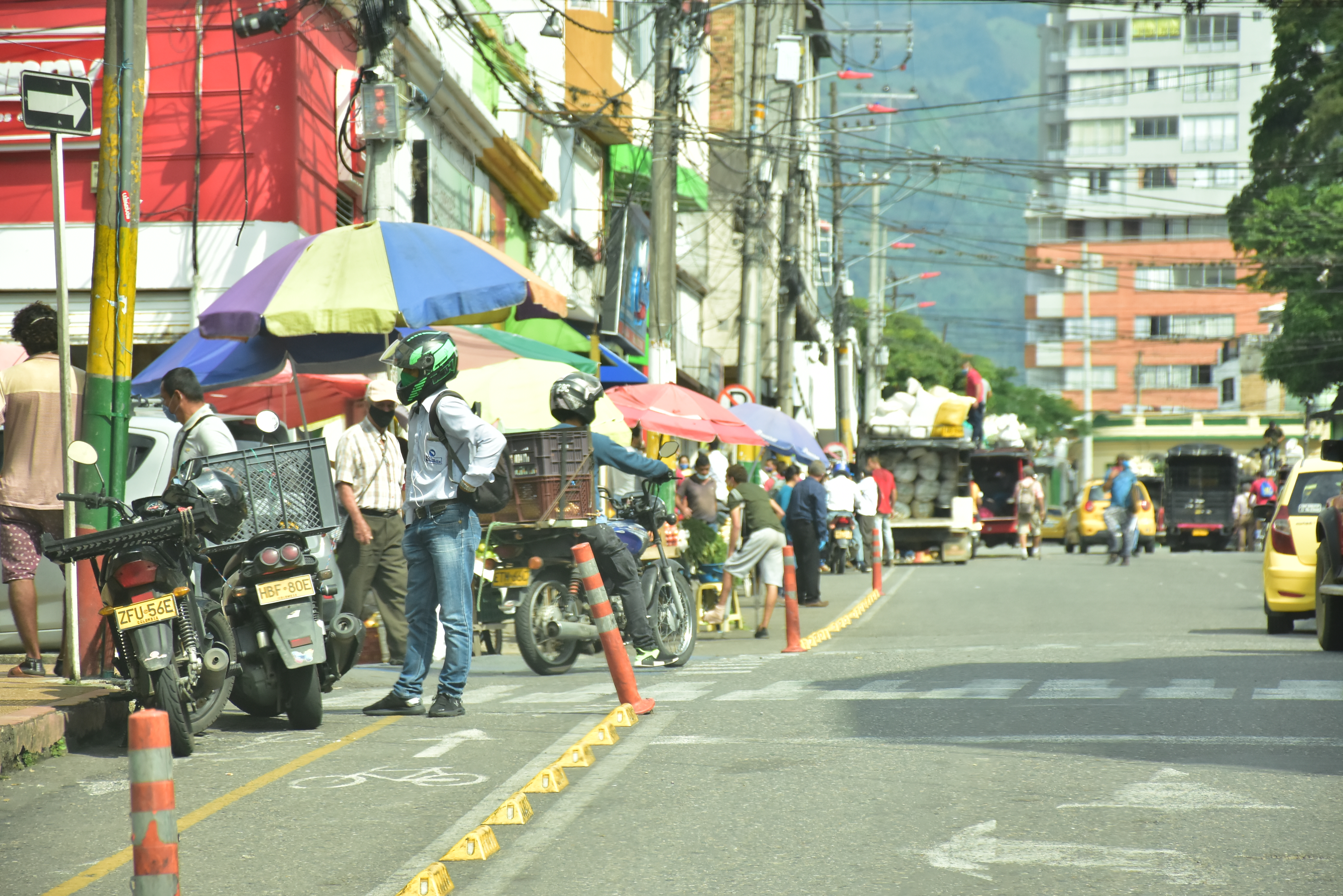 Los bicicarriles en varios puntos fueron invadidos por vehículos y mercado informal.