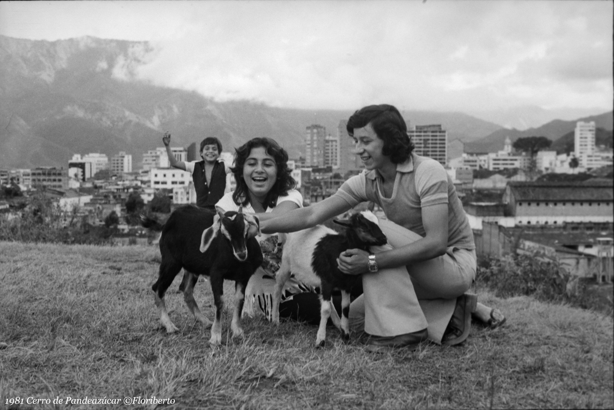 Dos chivos eran las mascotas del grupo de niños que fueron fotografiados aquel día de 1981. 