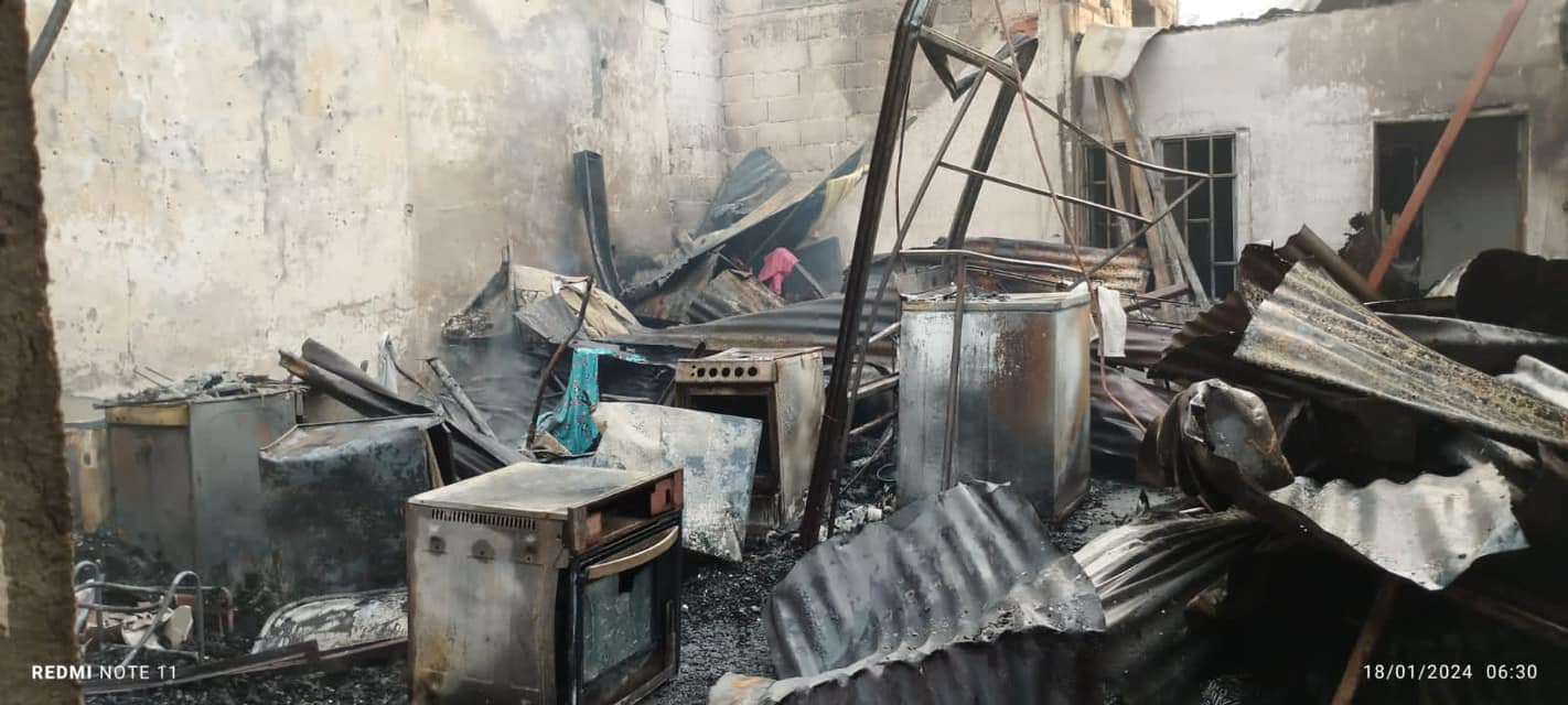 El fuego destruyó varios electrodomésticos que había en un taller de reparación.  