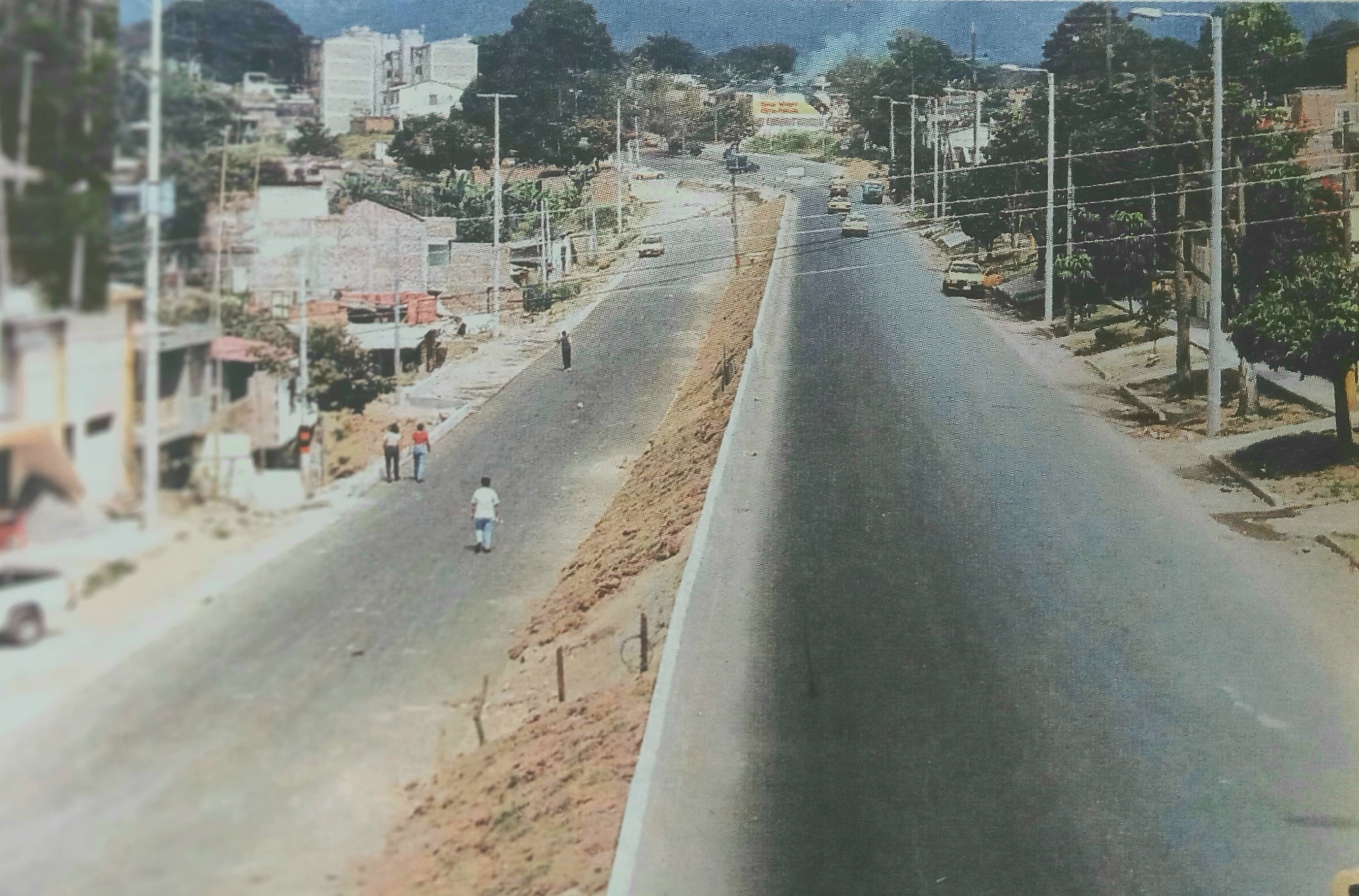 Vista de la avenida Ambalá entre calles 37 y 39 durante su ampliación entre 1995 y 1997.