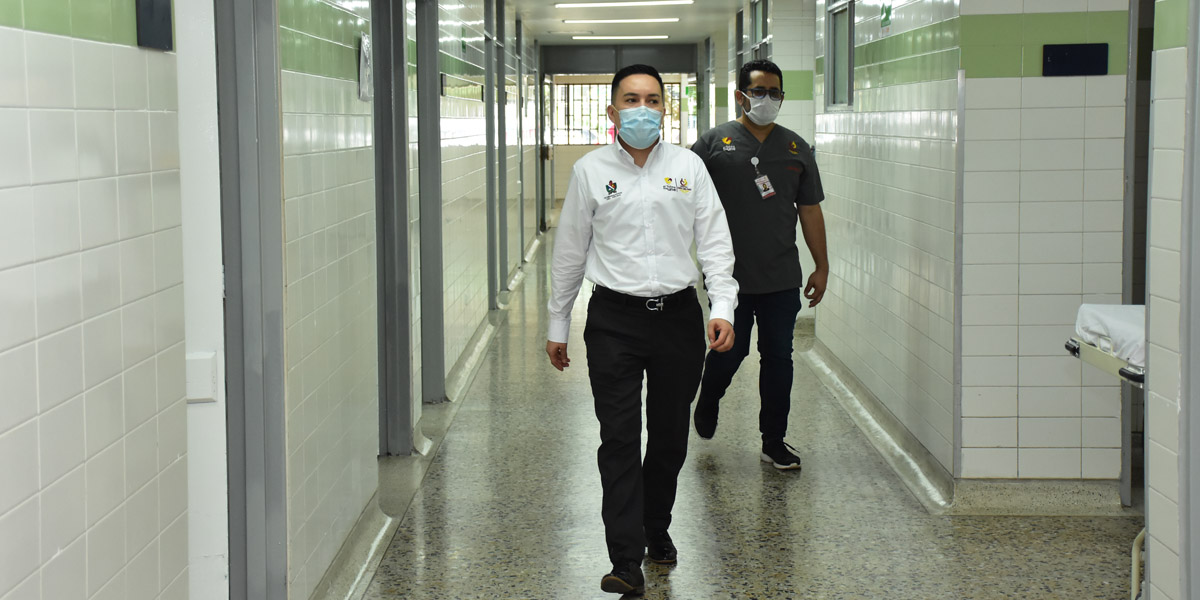 El gerente del ‘Fedelleras’, Luis Eduardo González, recorre las instalaciones recuperadas del hospital.