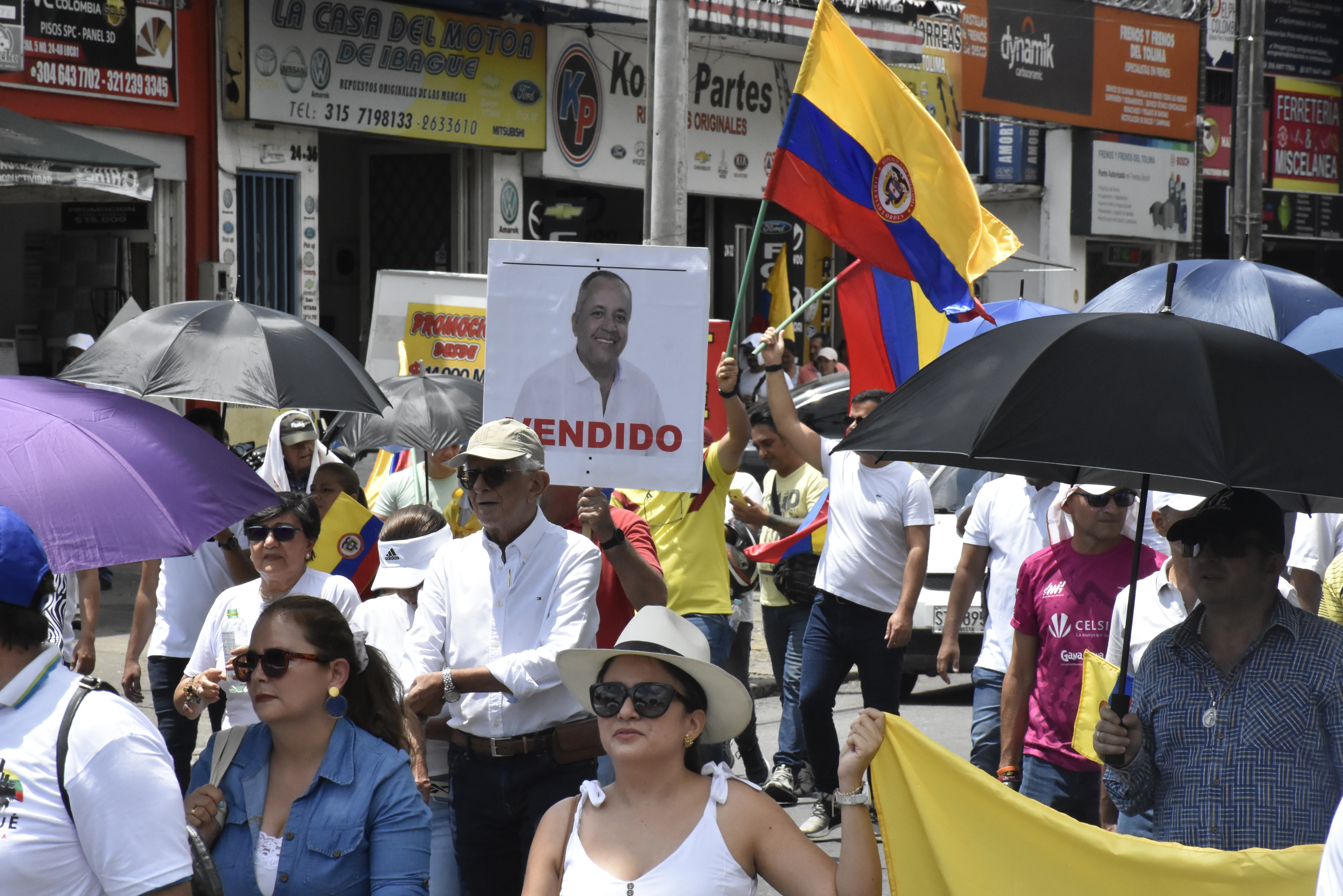 Desde la manifestación, también se despacharon en contra del senador Óscar Barreto, calificándolo de ‘vendido’ en algunas pancartas.