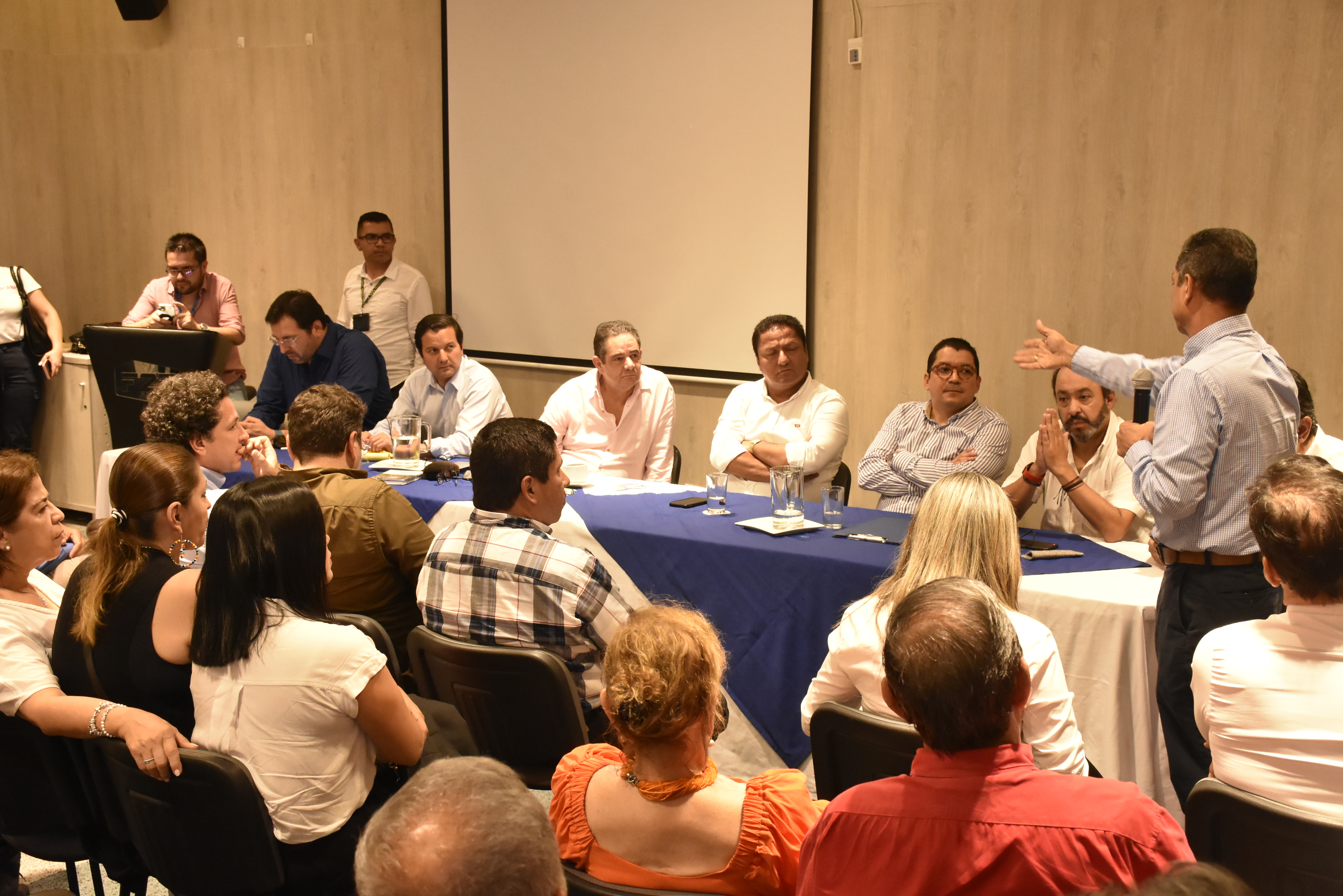 Varios aspirantes a concejos, alcaldías y demás corporaciones del departamento, asistieron al Hotel F25 para hablar con Vargas Lleras.