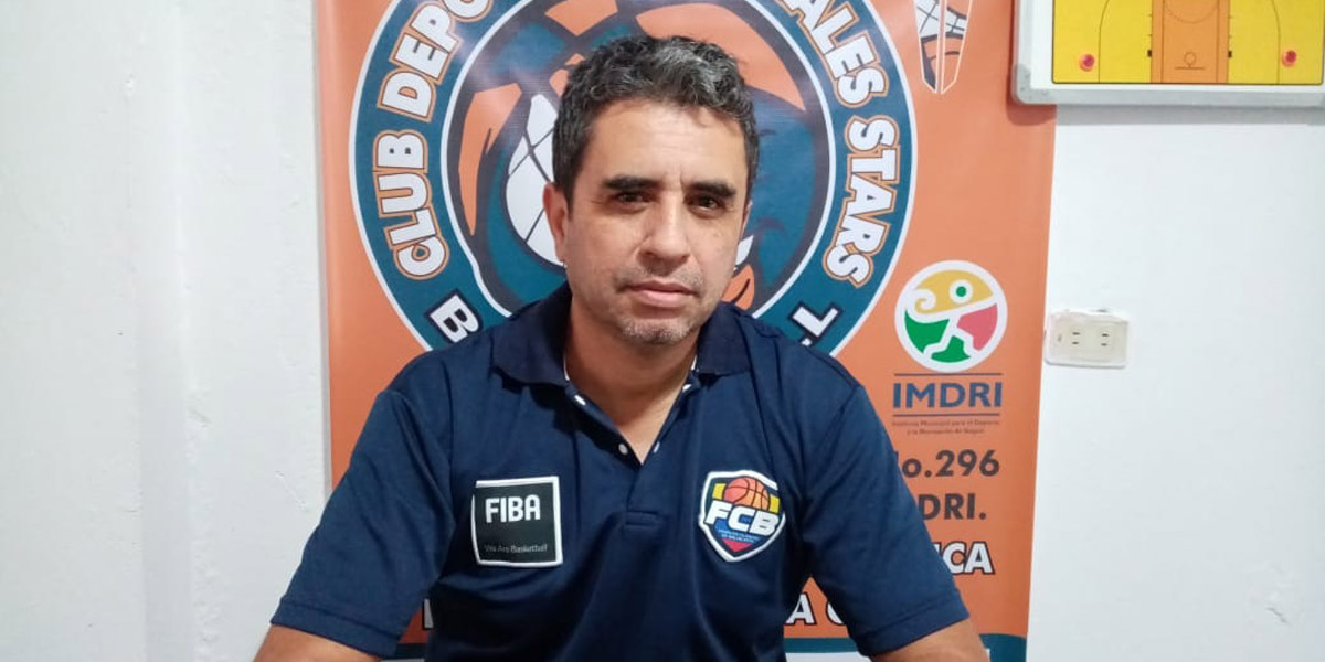 William Hernando Corssy Díaz, entrenador de baloncesto del club Portales Stars.