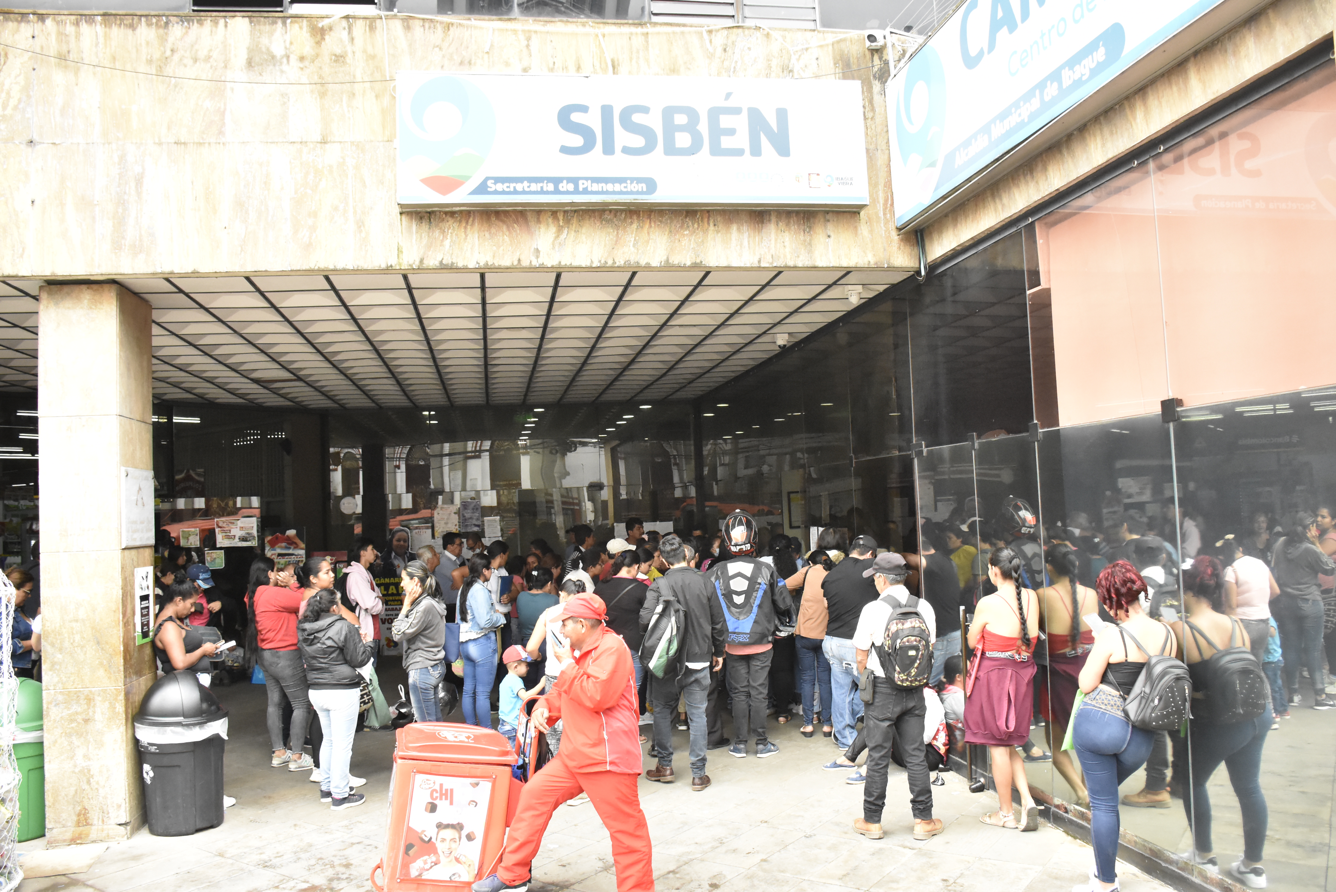 Hélmer Parra / EL NUEVO DÍA Por estos días es frecuente ver grandes aglomeraciones en las instalaciones del Sisbén en Ibagué.