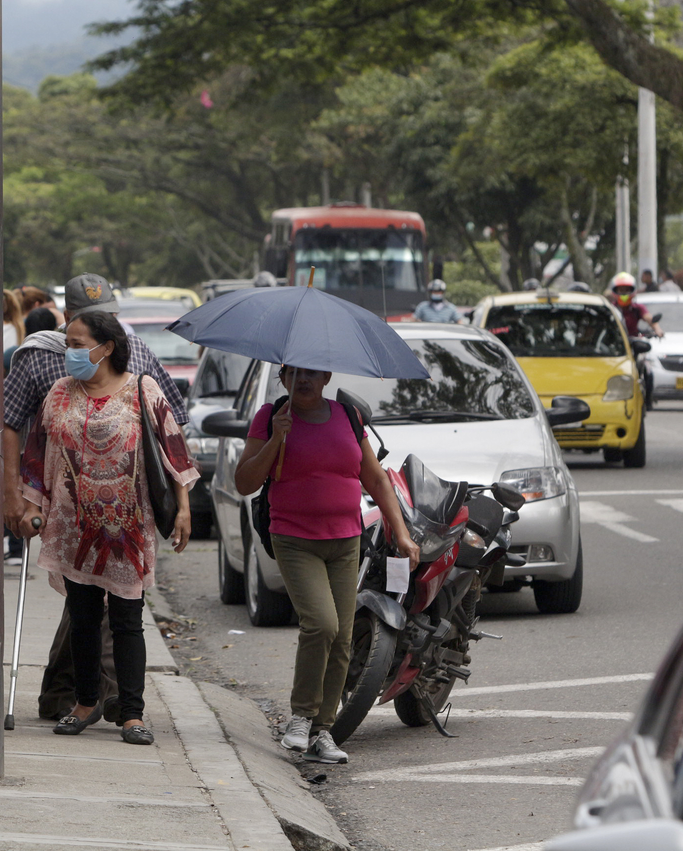 En la Quinta, peatones se ven obligados a transitar por la carretera o al borde del anden.