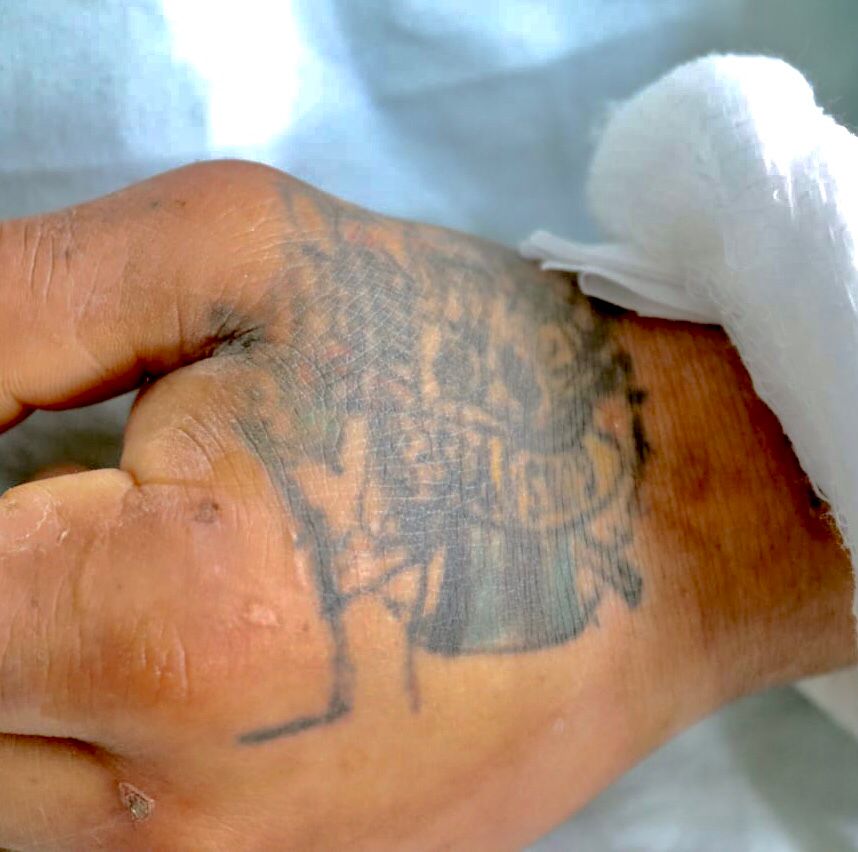 La familia también lo puede reconocer por un tatuaje en la mano. 