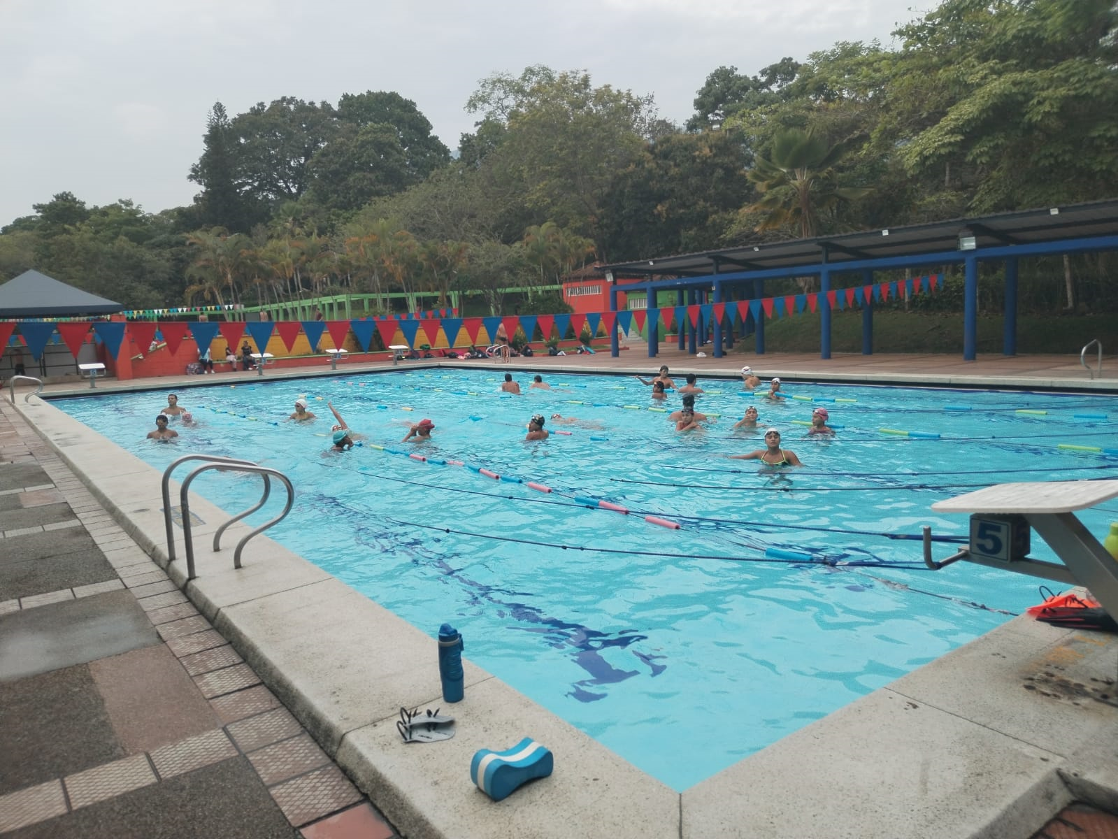 Los deportistas de natación carreras entrenan en una piscina corta de Comfatolima.