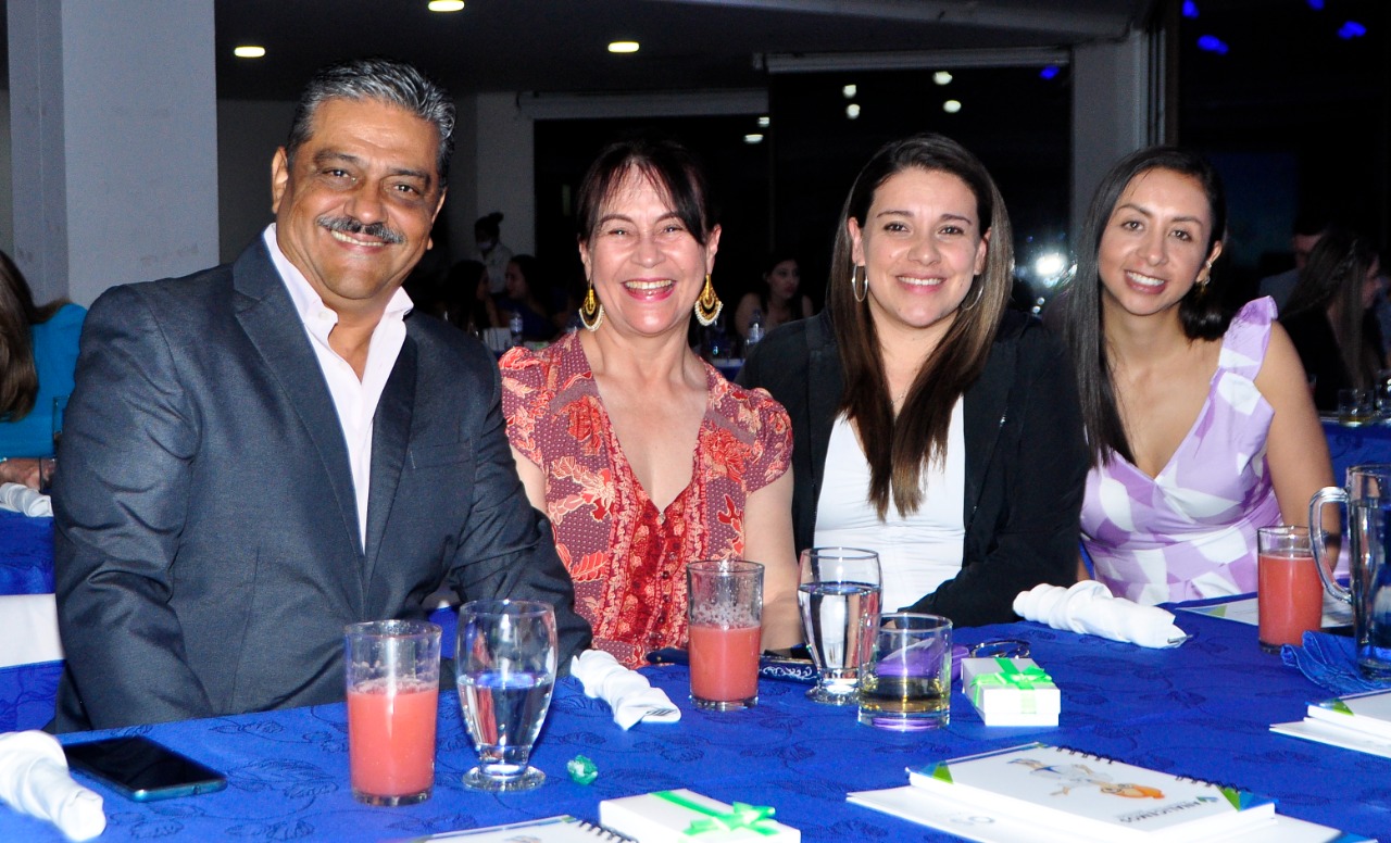 Ricardo López, Alba Patricia Ramírez, Johanna Alfonso y Alexandra Larrota, compartieron una agradable velada.