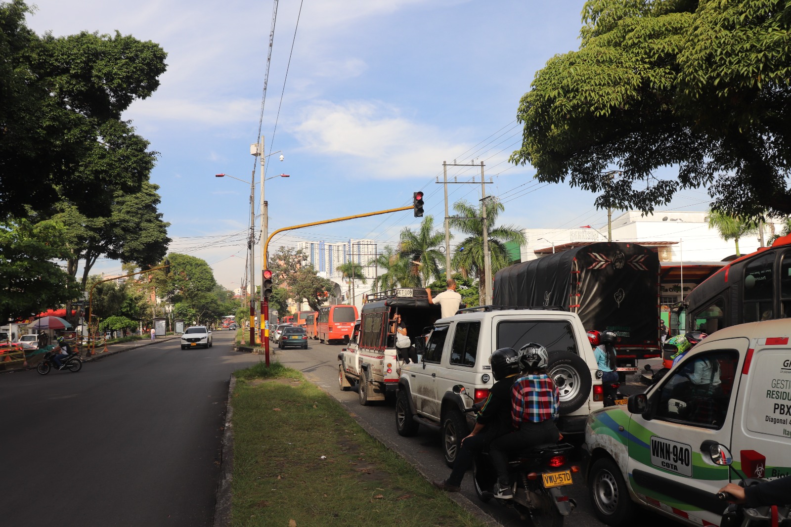 La Alcaldía de Ibagué analiza la posibilidad de remover o poner unos metros más adelante el semáforo que está sobre la calle 64. Incluso se contempla que en la zona se deban remover los giros a la izquierda. 