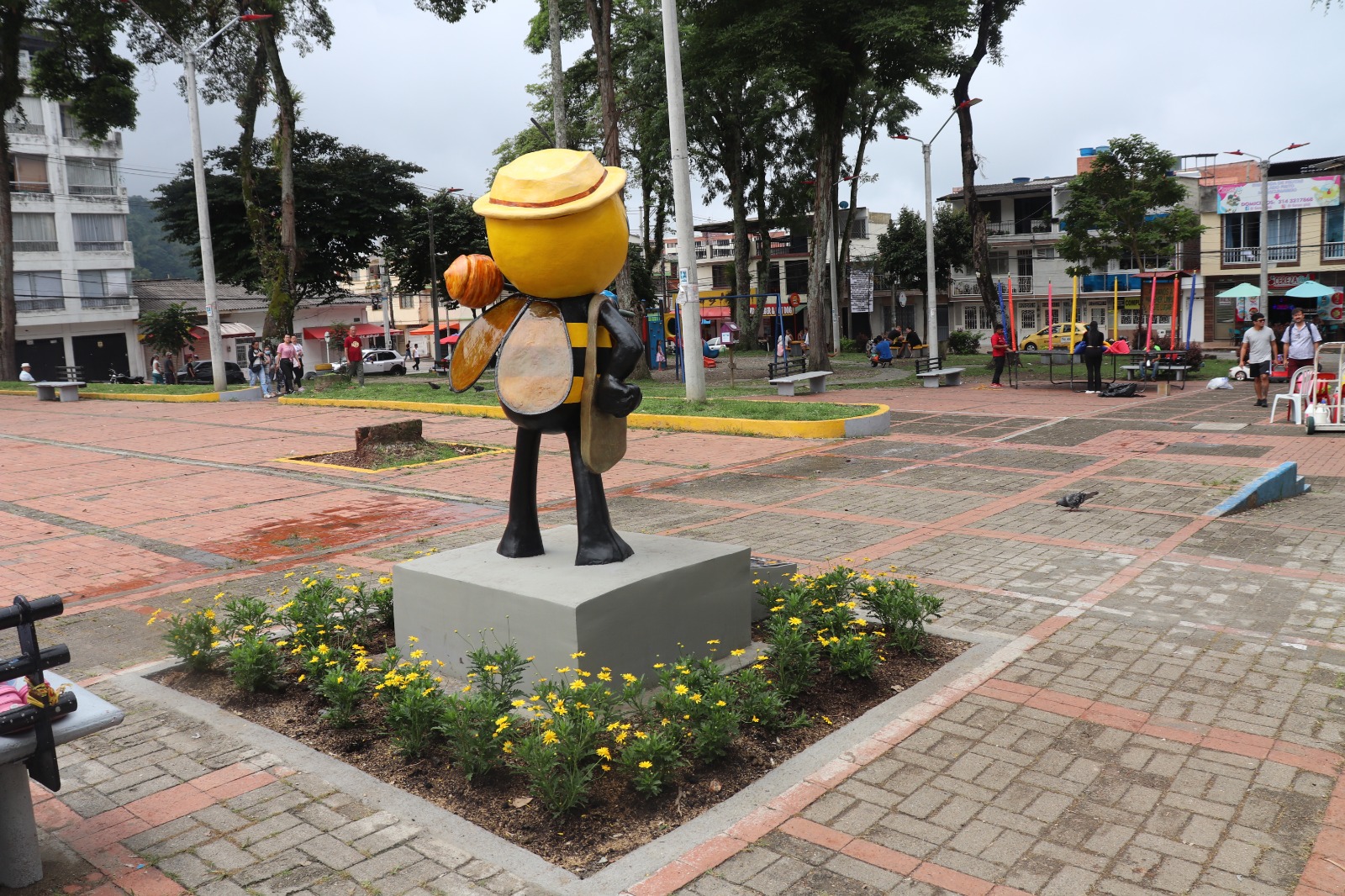 Escultura de abeja en Ibagué