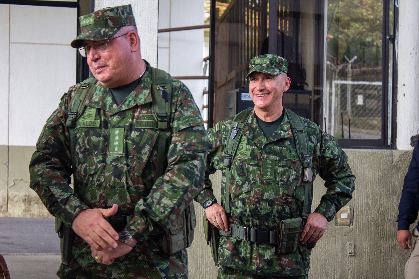 Jefe del Comando Conjunto, el general Helder Fernan Giraldo Bonilla, junto al general Luis Mauricio Ospina, comandante del Ejército Nacional.