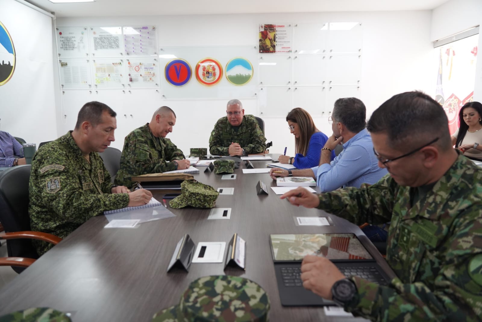 La reunión se llevó a cabo en el Cantón Militar Pijao de la Sexta Brigada en Ibagué. 