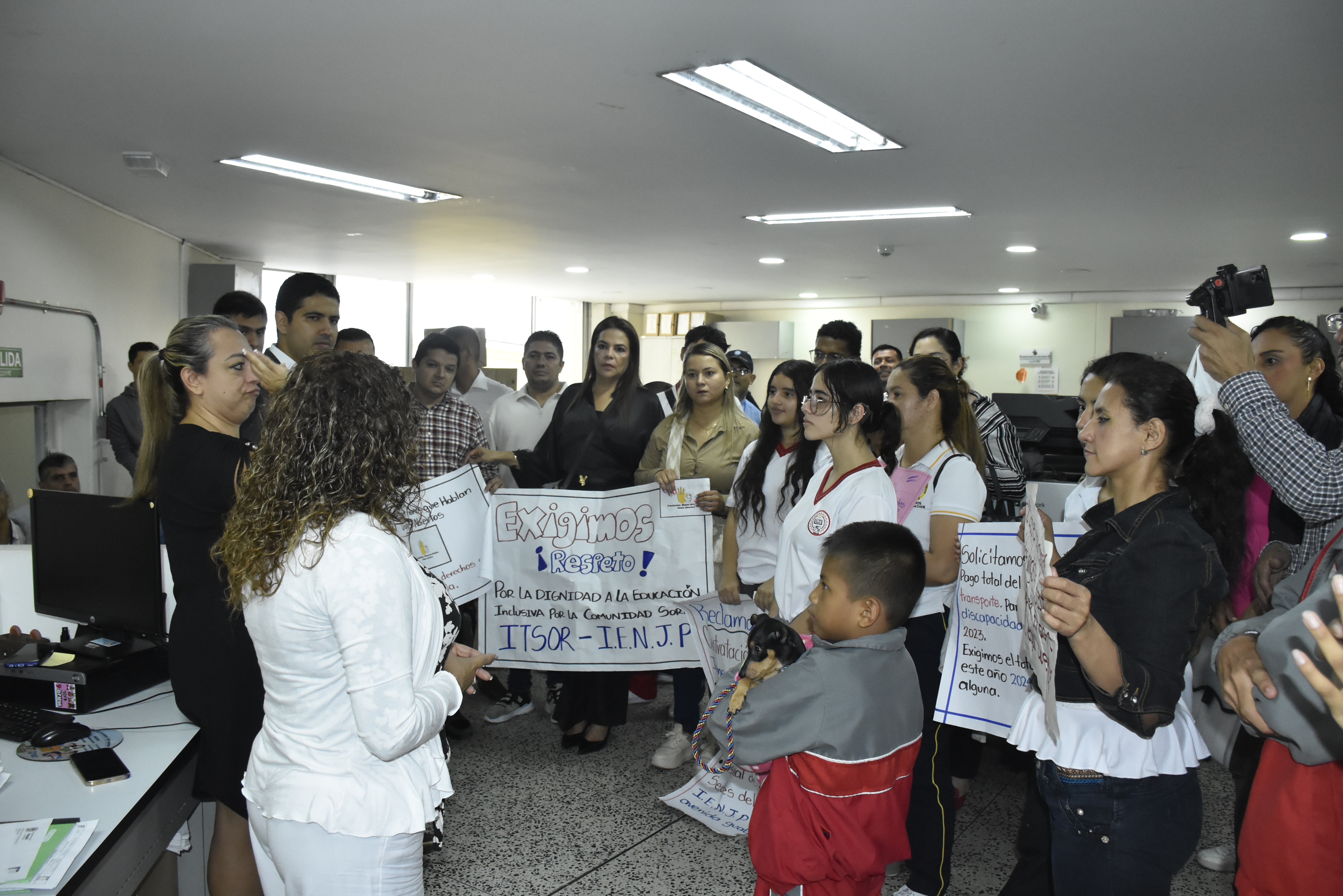 Estudiantes y padres de familia llegaron hasta la Alcaldía y después fueron a la Secretaría de Educación.