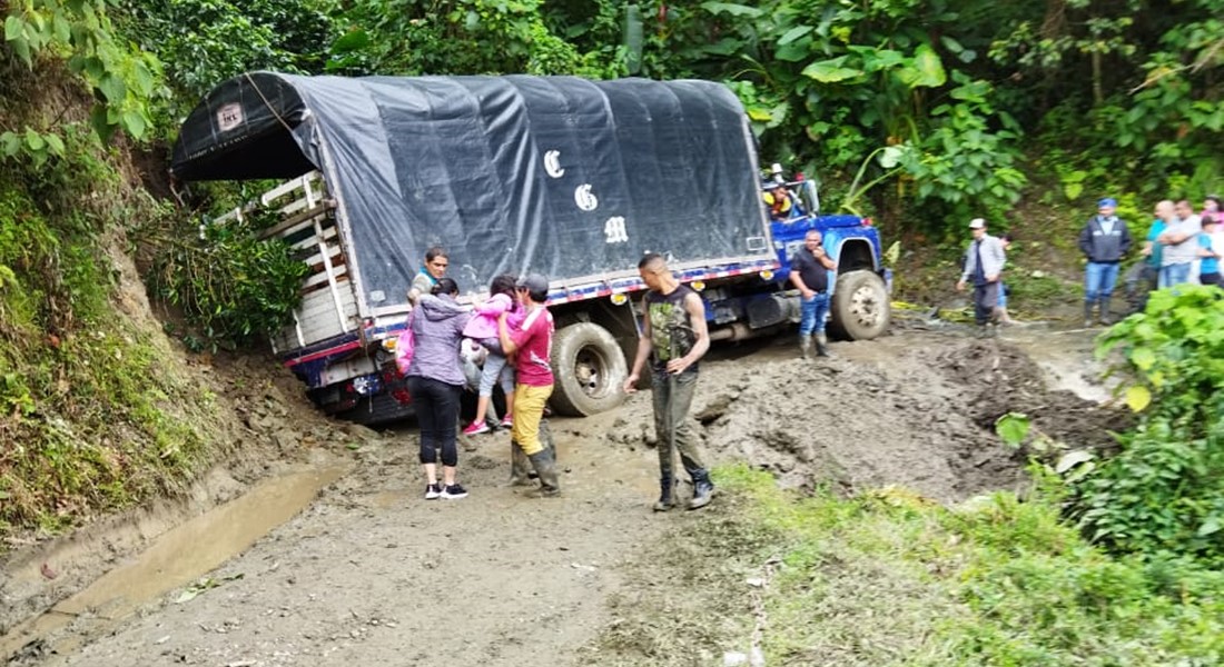 Suministrada por Javier Bedoya / EL NUEVO DÍA. En la vía Villahermosa - Casabianca, ciudadanos y transportadores intentaron mover un camión de carga, lamentablemente, el vehículo quedó enterrado. 