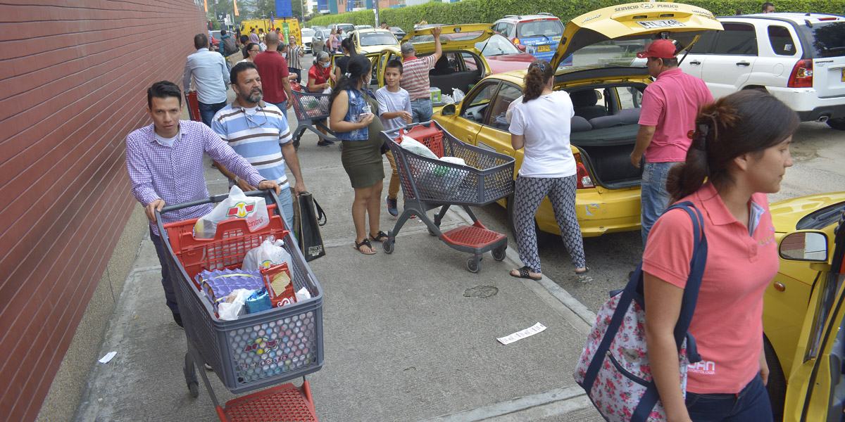 Ante el anuncio del toque de queda, los ibaguereños se abocaron a los supermercados a abastecerse de alimentos. 