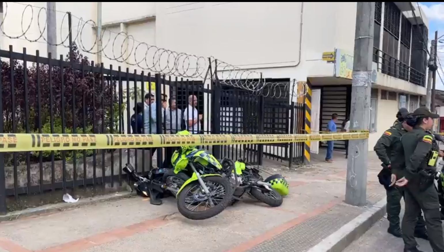 Tomada de Informativo del Tolima / EL NUEVO DÍA En el momento de la captura de los presuntos delincuentes, ocurrió un accidente con la moto de la Policía.