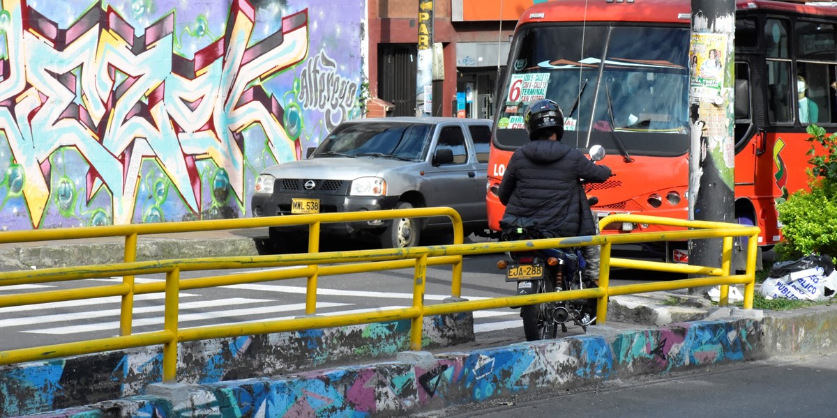 Hélmer Parra / EL NUEVO DÍA En ocasiones los ciudadanos deben moverse a un lado para ceder el paso a los motorizados.