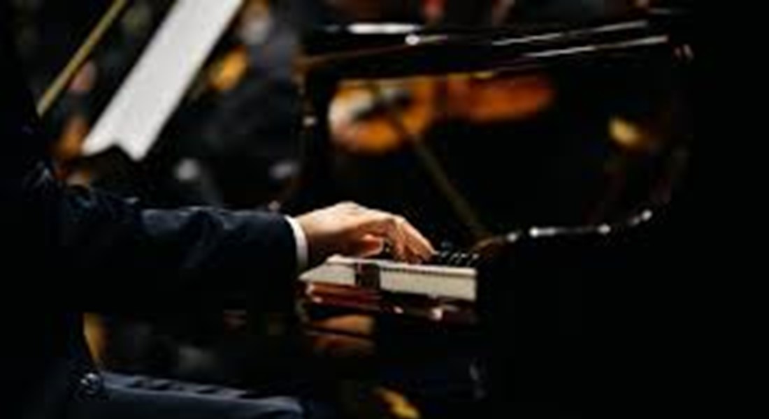  Tomada de la web: www.freepik.es / EL NUEVO DÍA. Pianista interpretando una pieza en un piano de cola.